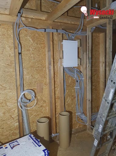 instalacja elektryczna w drewnie